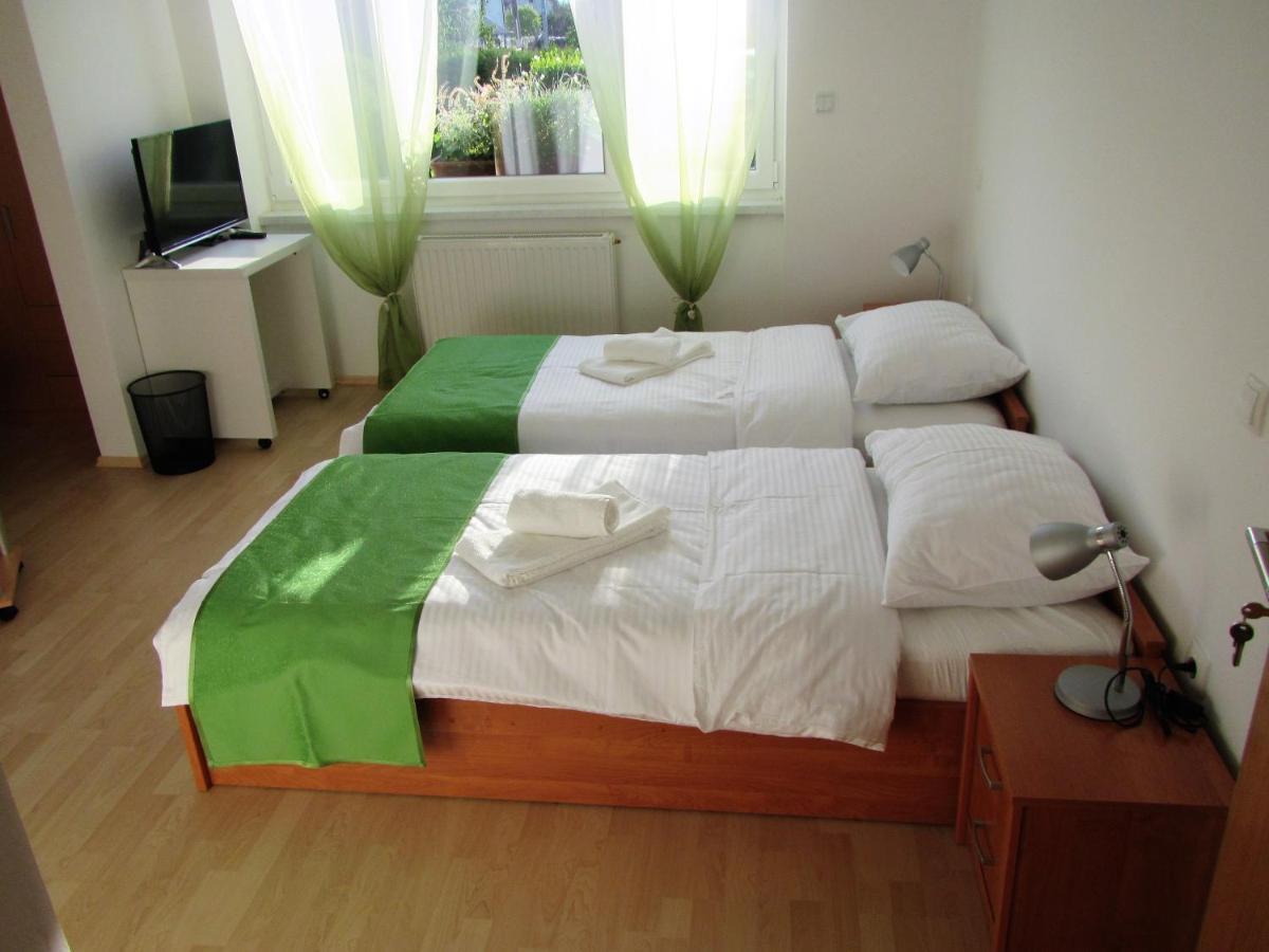 Bed and Breakfast Pod Orehi Постойна Экстерьер фото