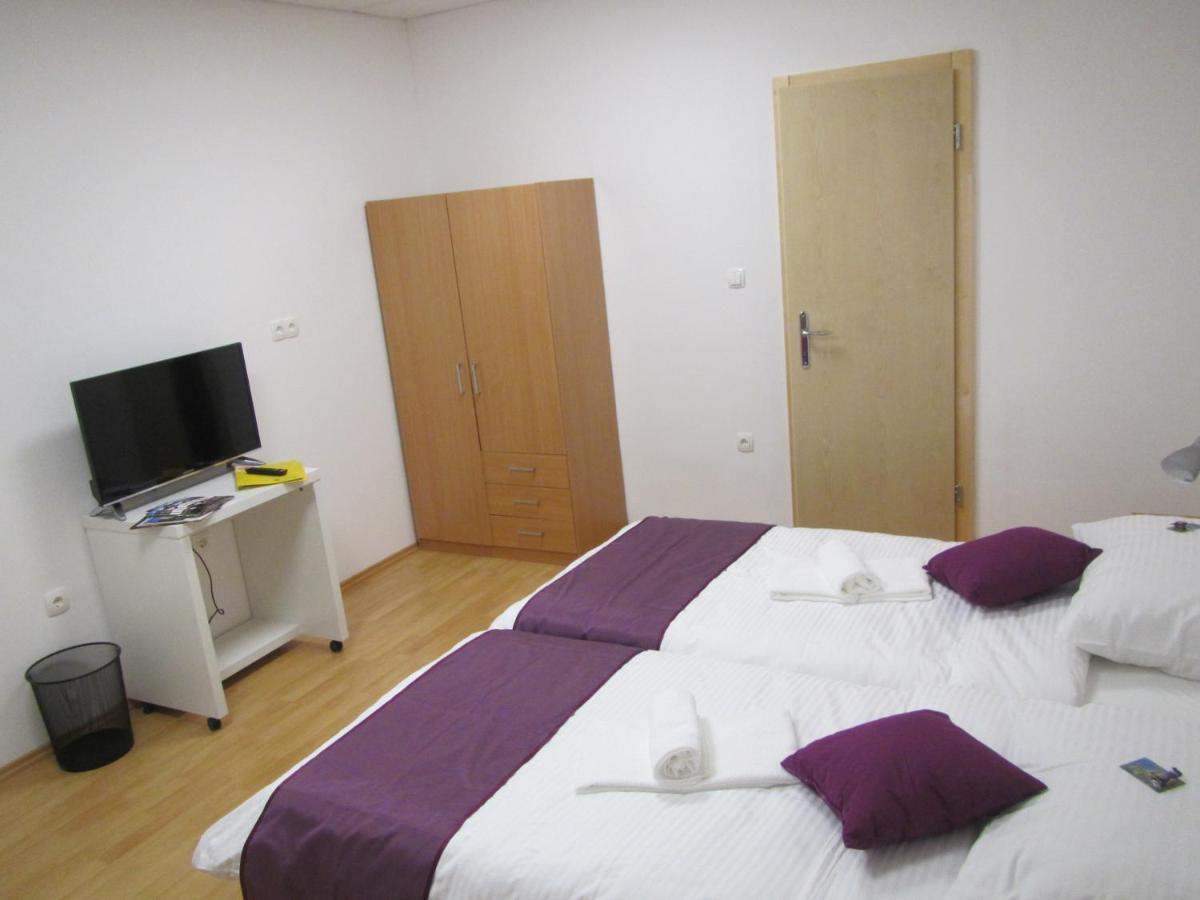 Bed and Breakfast Pod Orehi Постойна Экстерьер фото